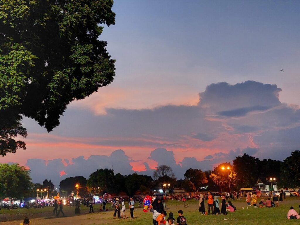 The Difference Between Alun-alun Kidul and Lor - Nagantour