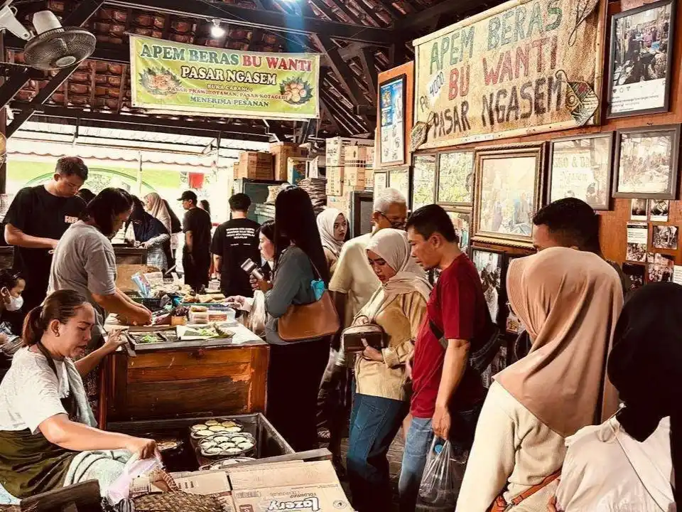 Apem Beras Bu Wanti | Pasar Ngasem