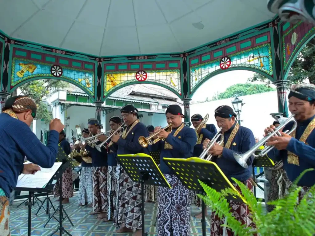 The Categories of Abdi Dalem