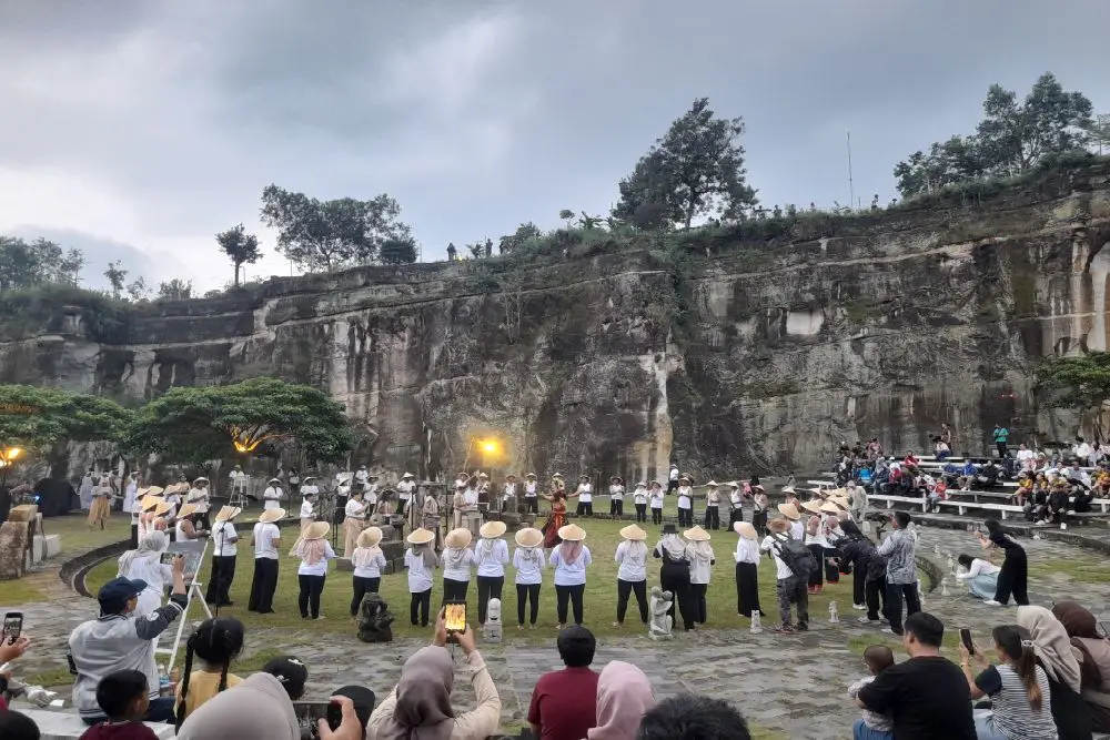 Art performance at Tlatar Seneng amphitheater, Breksi Cliff