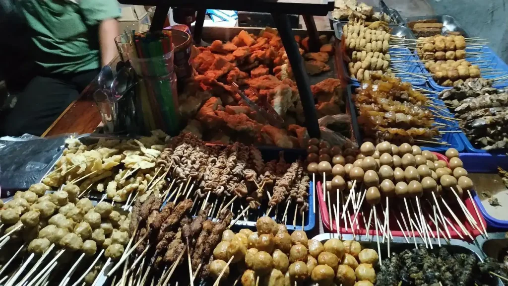 Satay and friend snack choices at Angkringan Kopi Jos Lik Man