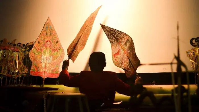 Dalang waving gunungan