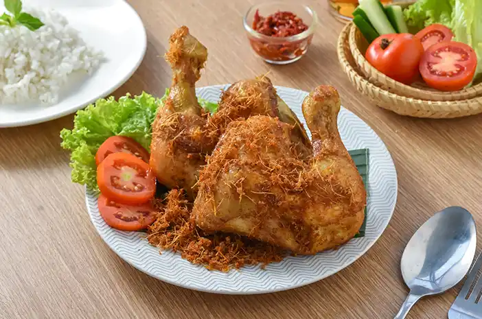 A whole serving of Ayam Goreng Kalasan