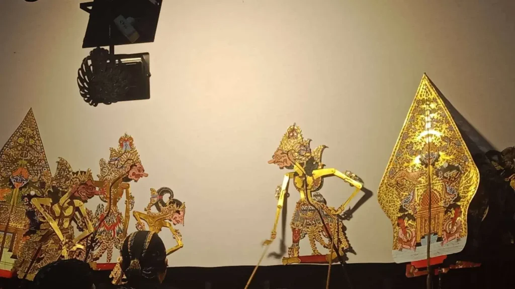 Kelir and blencong of Wayang Kulit