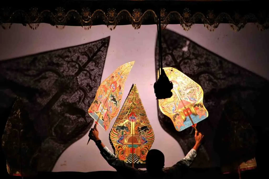 Gunungan wayang