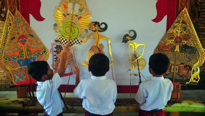 Kids playing wayang
