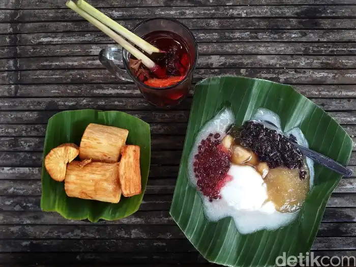 Several selections of Kalasan street food