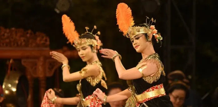 Dancers of Serimpi dance