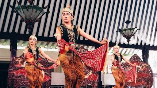 Serimpi costumes and attire