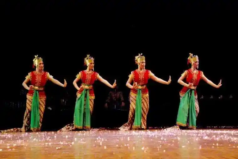 Serimpi dance performance