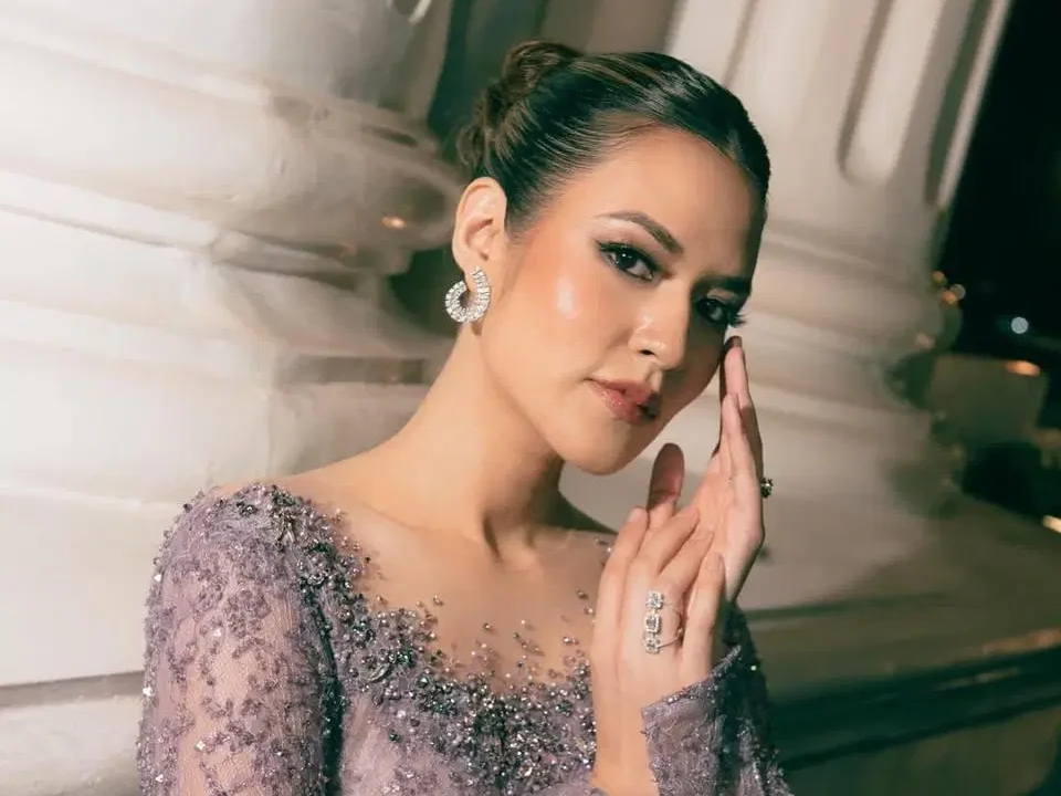Accessories and hair for kebaya