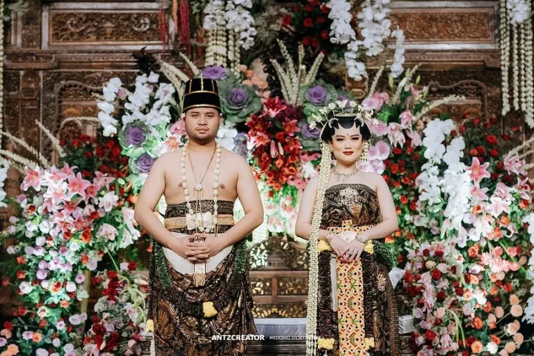 Javanese wedding tradition