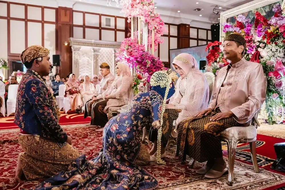 Sungkeman Javanese wedding