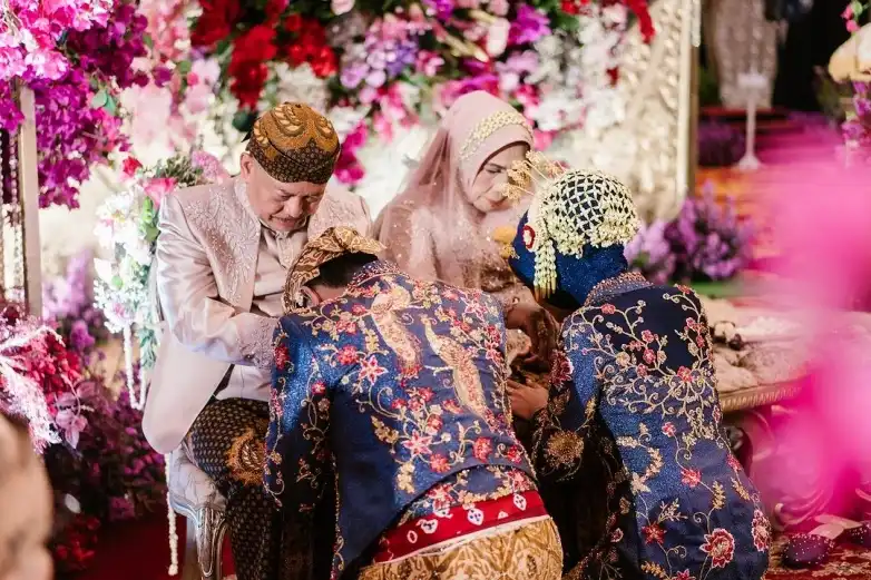 Sungkeman in Javanese wedding