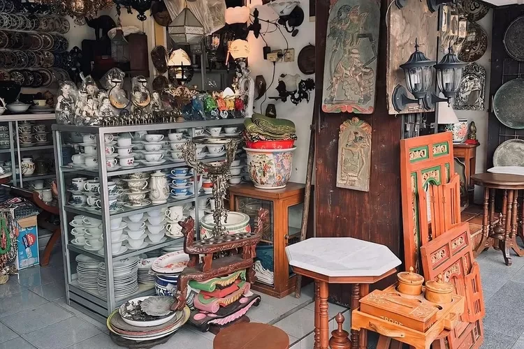 Triwindu Antique Market vintage items