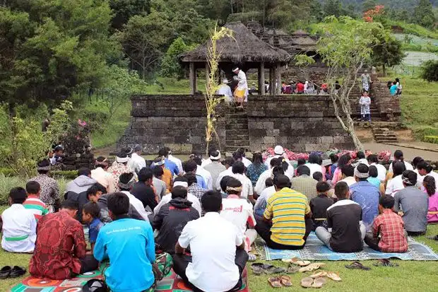 Hindu ceremony at Cetho Temple