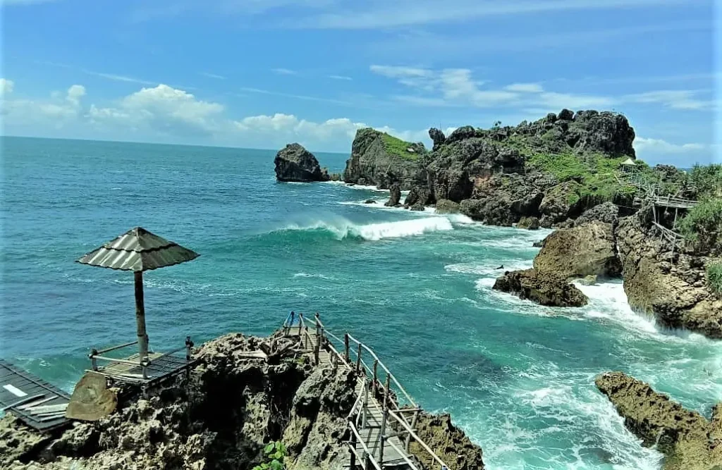 Nglambor Beach trekking